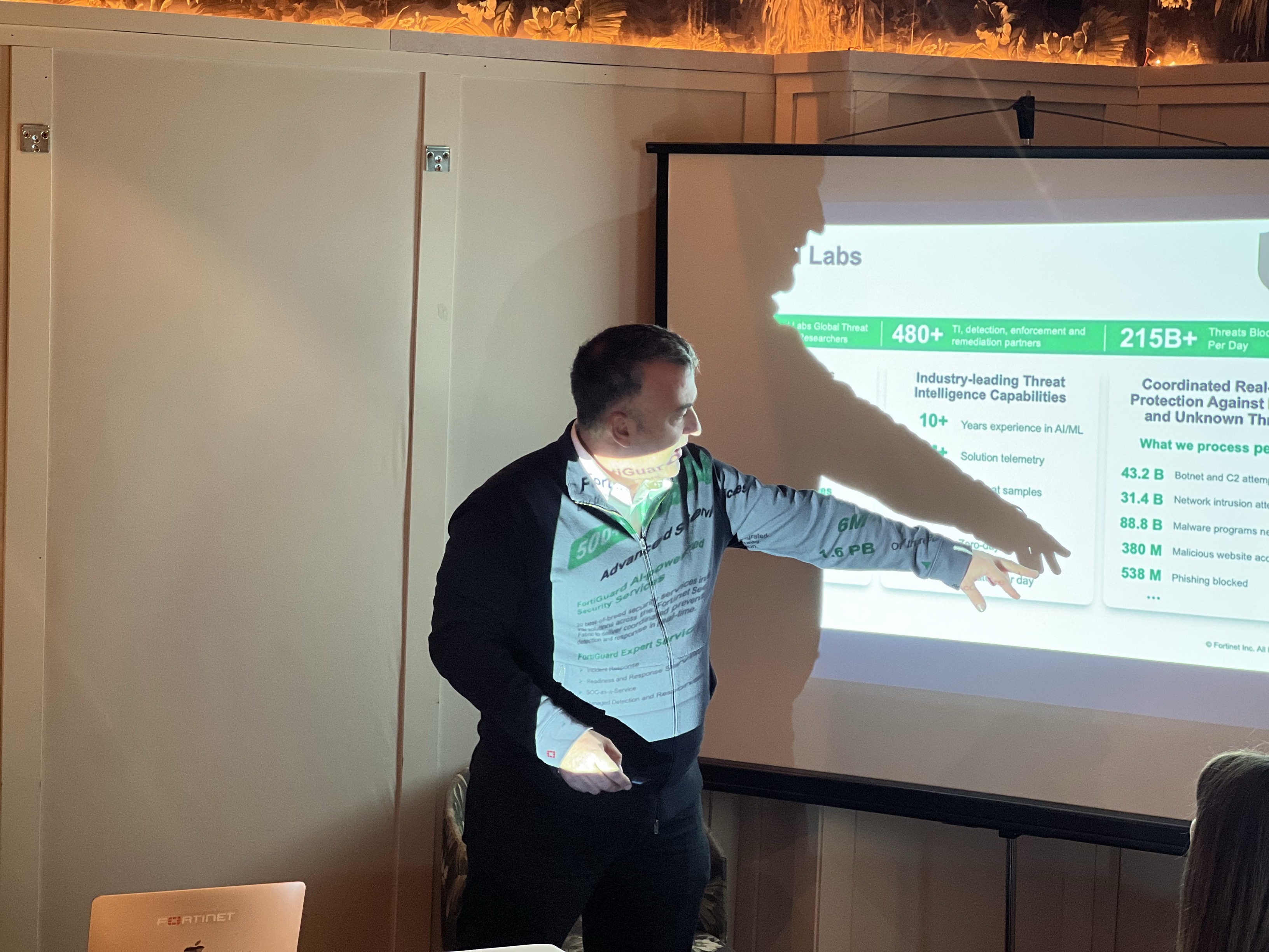 persona presentando las novedades de fortinet
