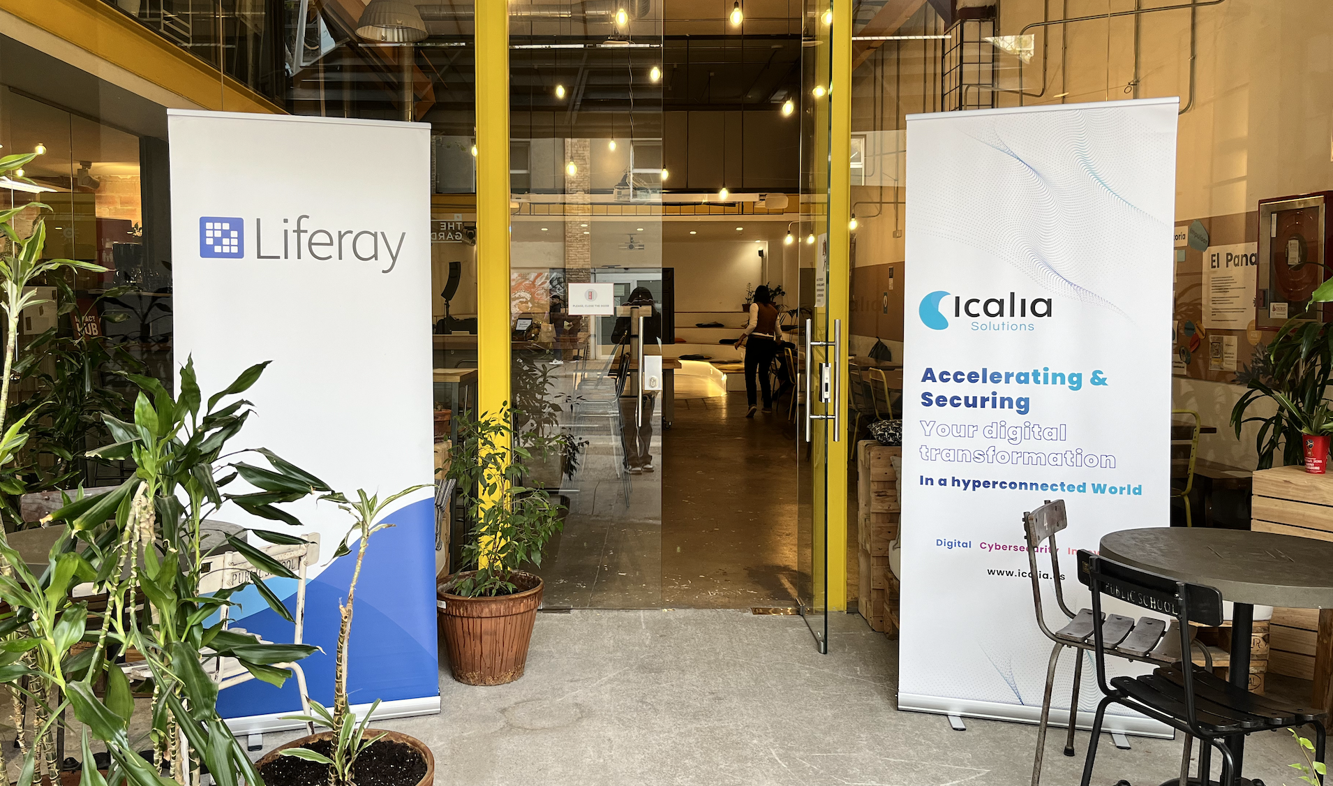 Puerta del espacio de celebración del evento de icalia con liferay, con dos roll ups