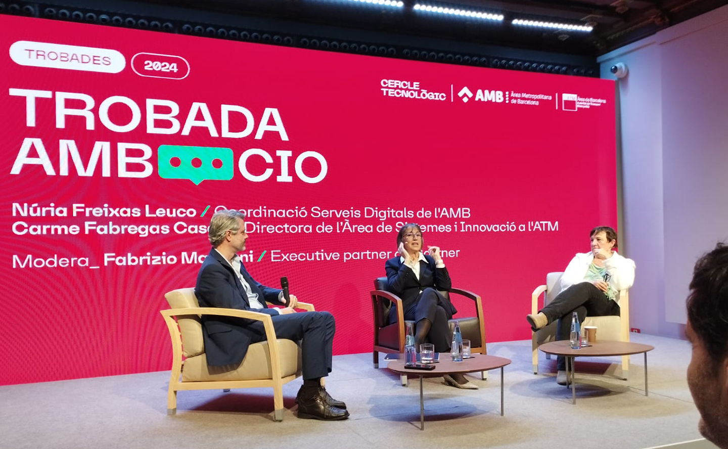 Ponentes , personas sentadas en un encuentro de Coffee&Cio