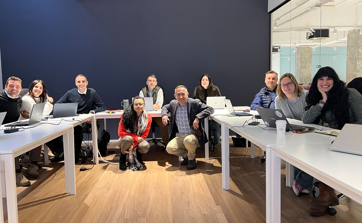 reunion del equipo directivo de icalia personas con sus ordenadores en un espacio para realizar la reunion