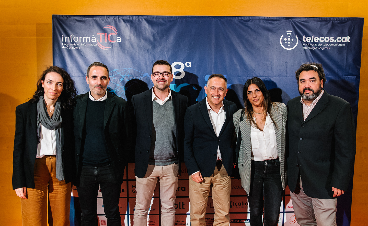 Parte del equipo directivo de icalia, personas de iclalia en la noche de las telecomunicaciones posando