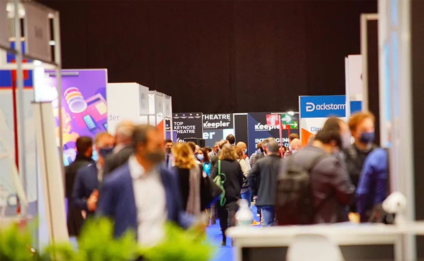 personas en el cloud expo europe, stands