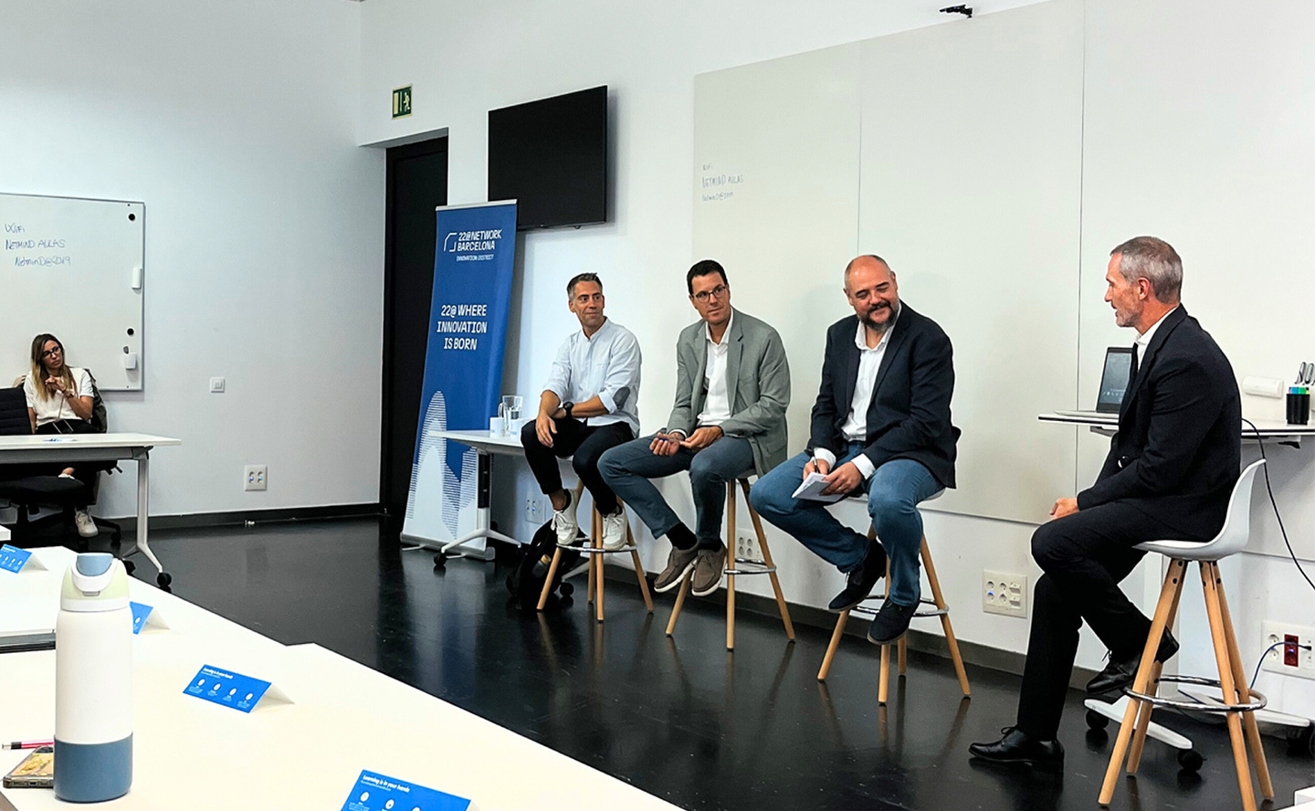Personas dando una charla en el 22@