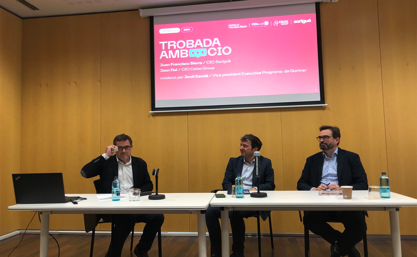 3 personas sentadas en una mesa realizando el encuentro con CIO