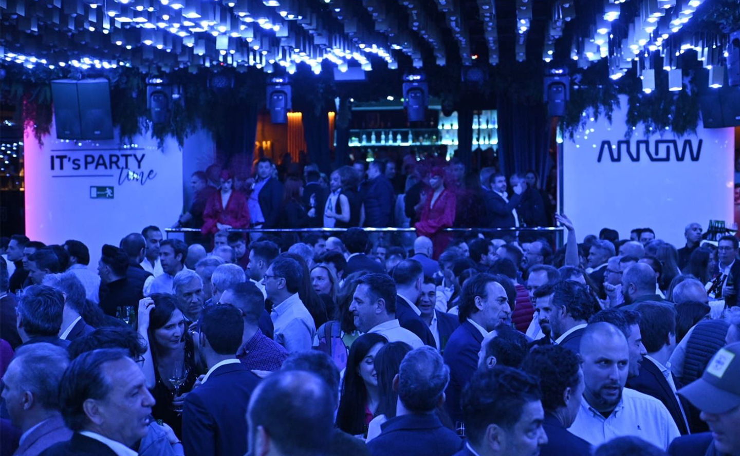 personas en la fiesta anual de arrow