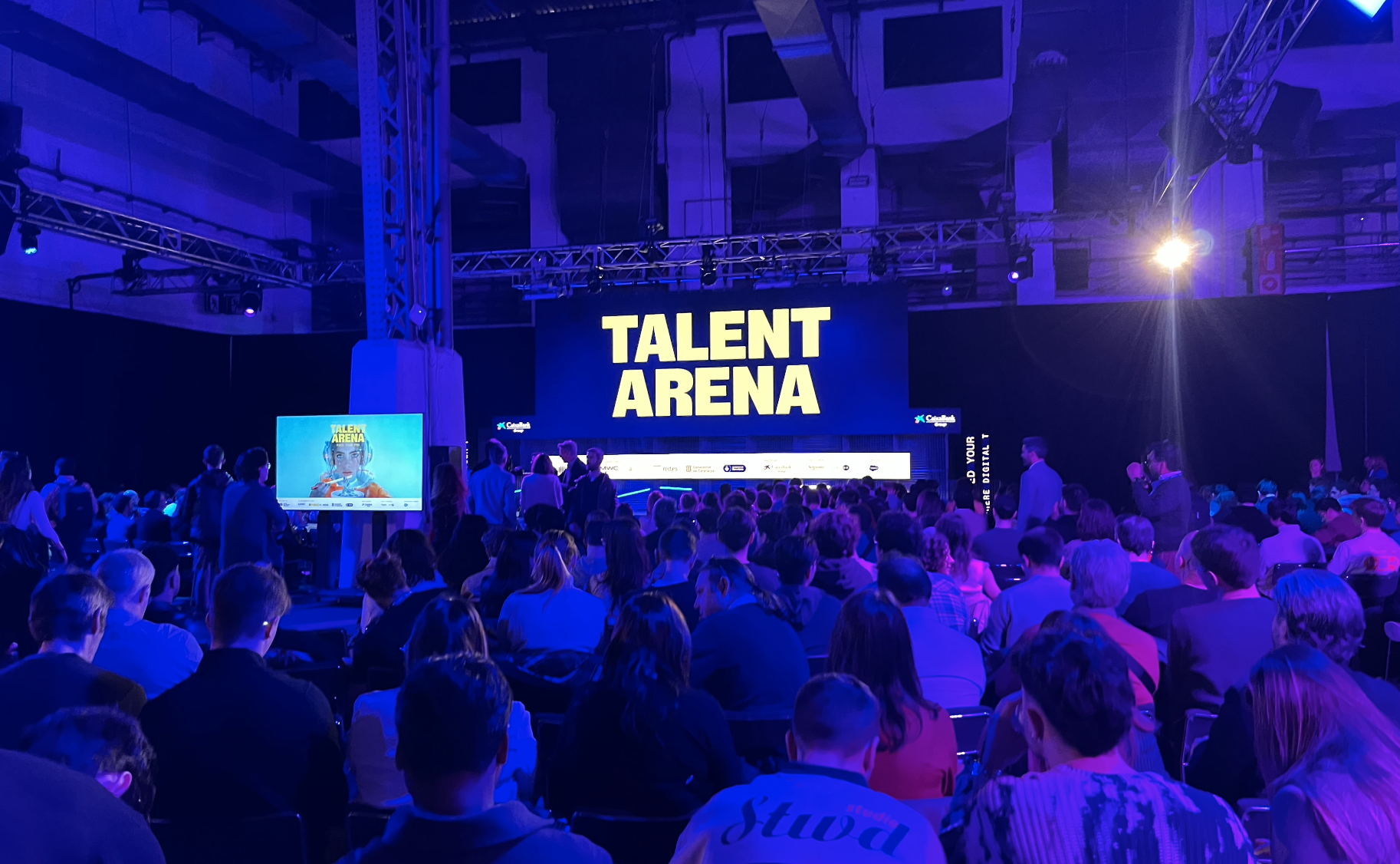 Ponencia en el Talent Arena, con personas espectadores.