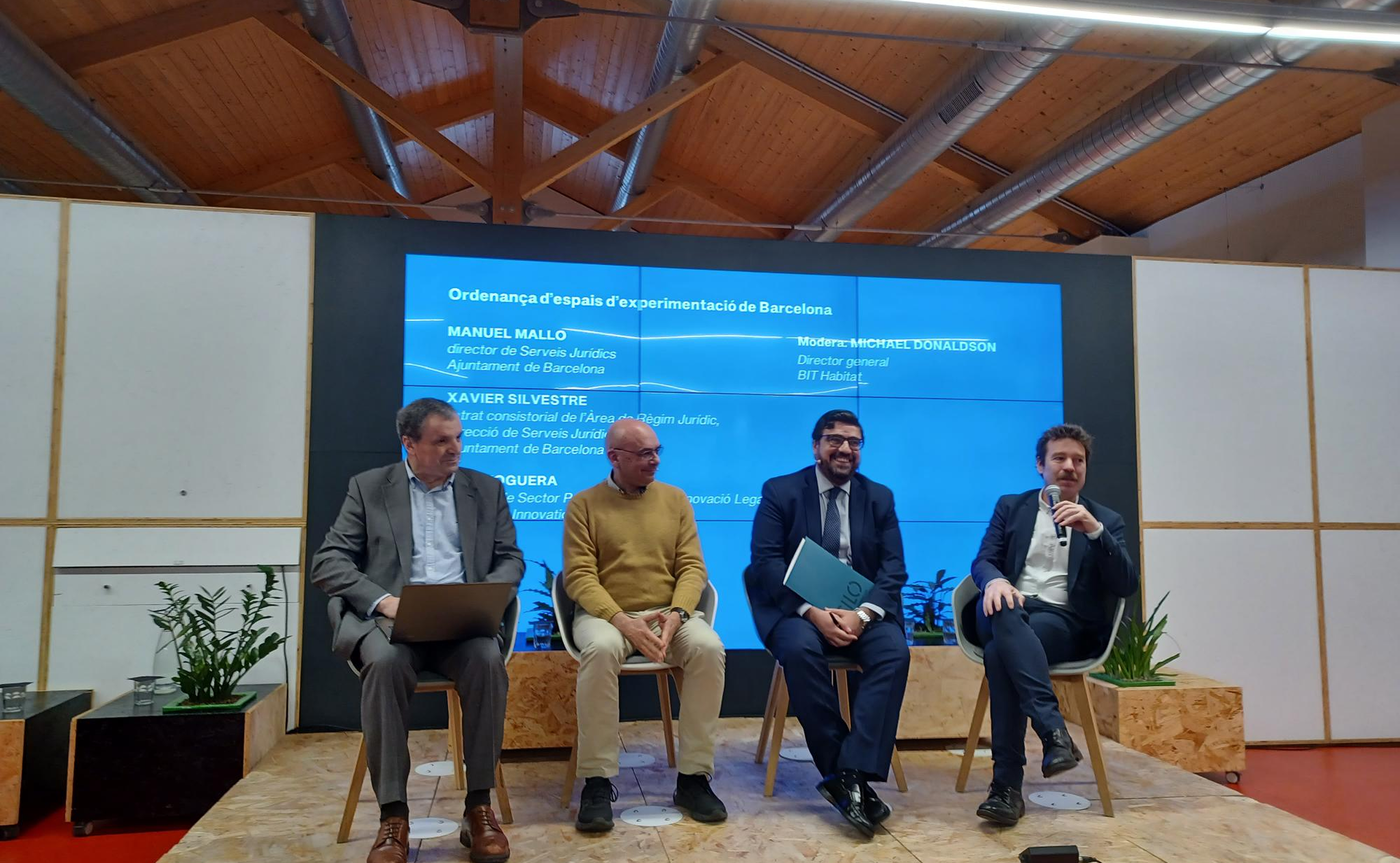 Personas presentando el proyecto SandBox Barcelona